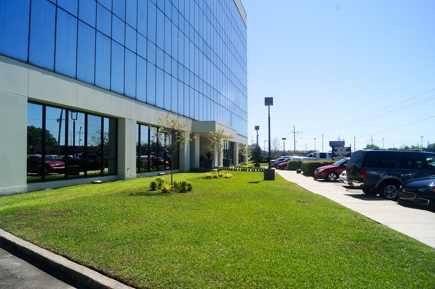 1340 W Tunnel Blvd, Houma, LA à louer - Photo de l’immeuble – Image 3 sur 12