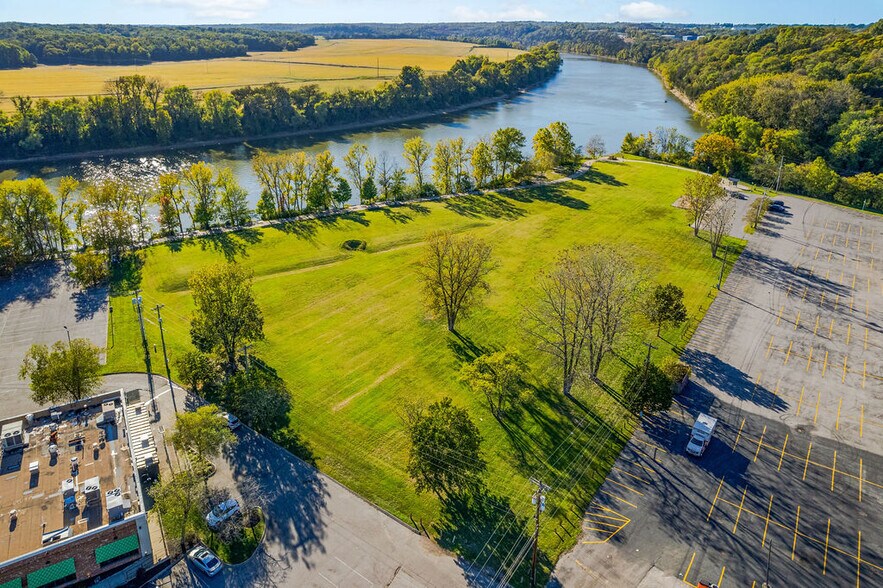 N Riverside Drive, Clarksville, TN à vendre - Photo de l’immeuble – Image 2 sur 15