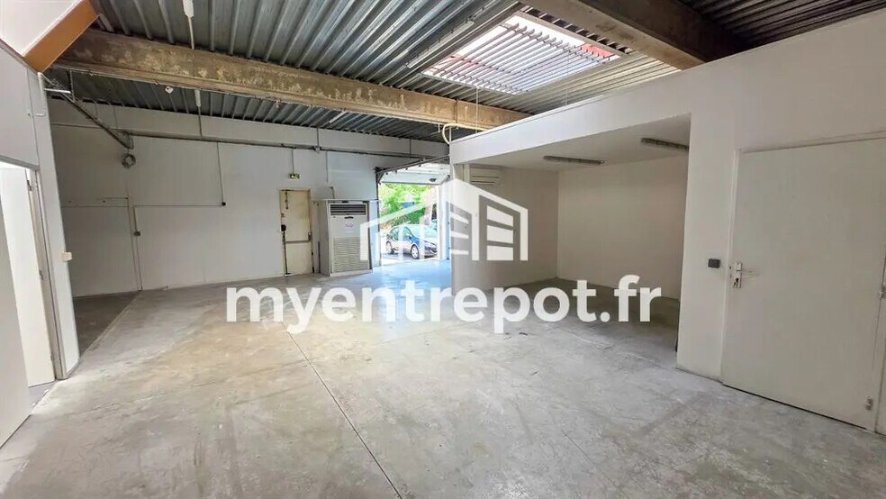 Local d’activités dans Aubagne à louer - Photo de l’immeuble – Image 1 sur 8