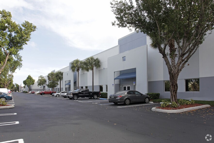 2500 N Andrews Ave, Pompano Beach, FL à louer - Photo de l’immeuble – Image 3 sur 11