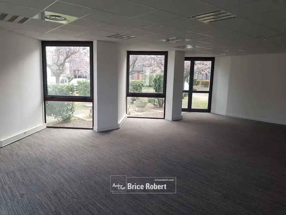 33 Avenue Du Docteur Georges Lévy, Vénissieux à louer Photo de l’immeuble– Image 1 sur 5