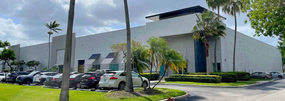 8400 NW 25th St, Doral, FL à louer - Photo principale – Image 1 sur 3