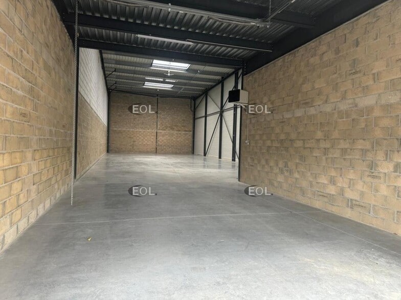 Local d'activités dans Plaisir à vendre - Photo intérieure – Image 3 sur 9