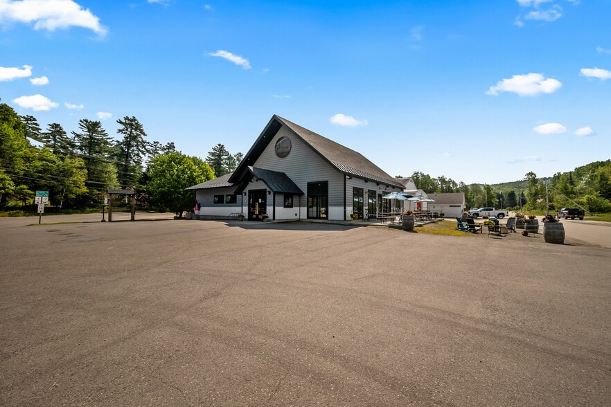74 Carry Rd, Rangeley, ME à vendre - Photo principale – Image 1 sur 73