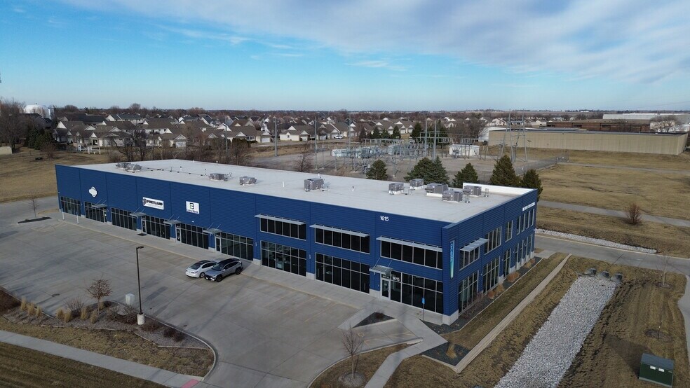 1615 SE Cortina Dr, Ankeny, IA à louer - Photo principale – Image 1 sur 15