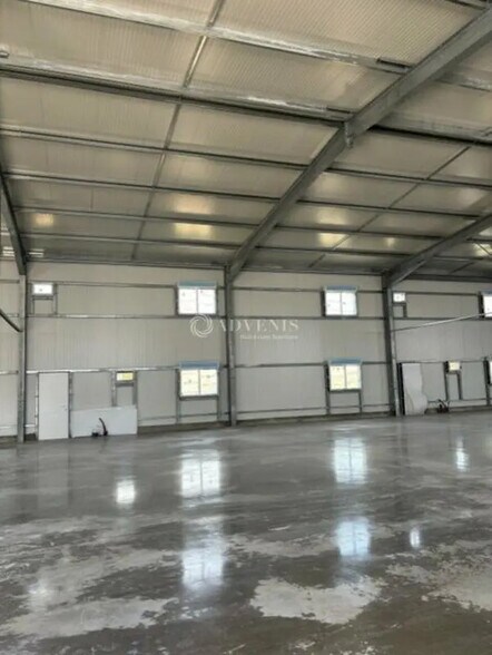 Local d’activités dans SAVIGNE-L'EVEQUE à louer - Photo de l’immeuble – Image 2 sur 3