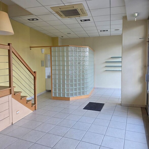Local commercial dans Courbevoie à louer - Photo de l’immeuble – Image 2 sur 7