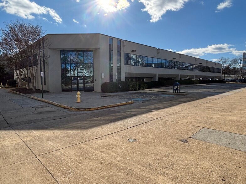 2730 Eisenhower Ave, Alexandria, VA à louer - Photo de l’immeuble – Image 2 sur 6