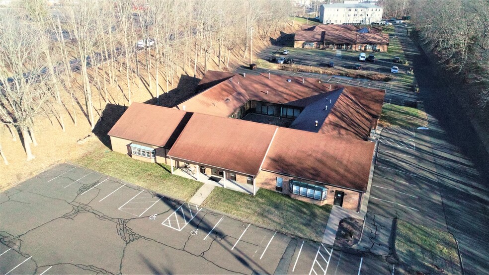 98 S Turnpike Rd, Wallingford, CT à louer - Photo de l’immeuble – Image 3 sur 8