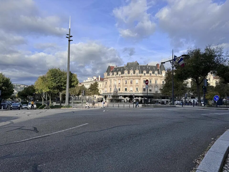 Local commercial dans Valence à louer Photo de l’immeuble– Image 1 sur 3
