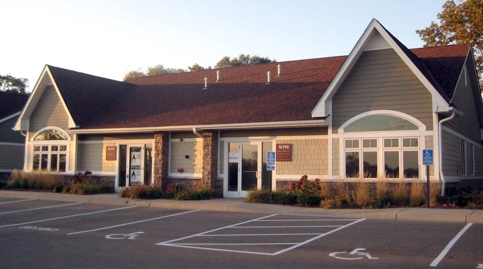 16202 Highway 7, Minnetonka, MN à louer - Photo de l’immeuble – Image 1 sur 3