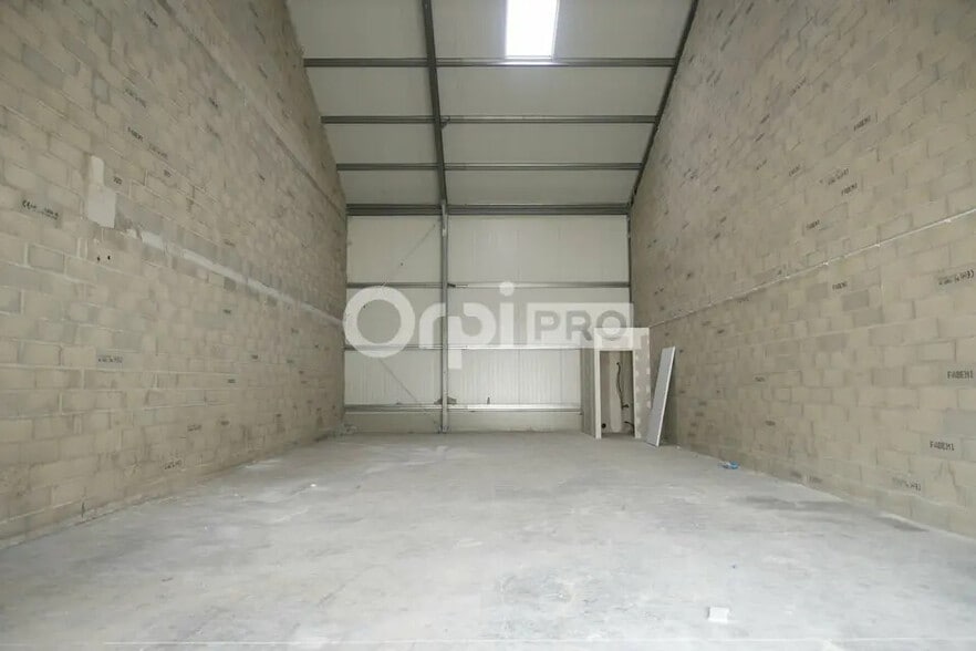 Local d’activités dans Chavanoz à louer - Photo de l’immeuble – Image 3 sur 5