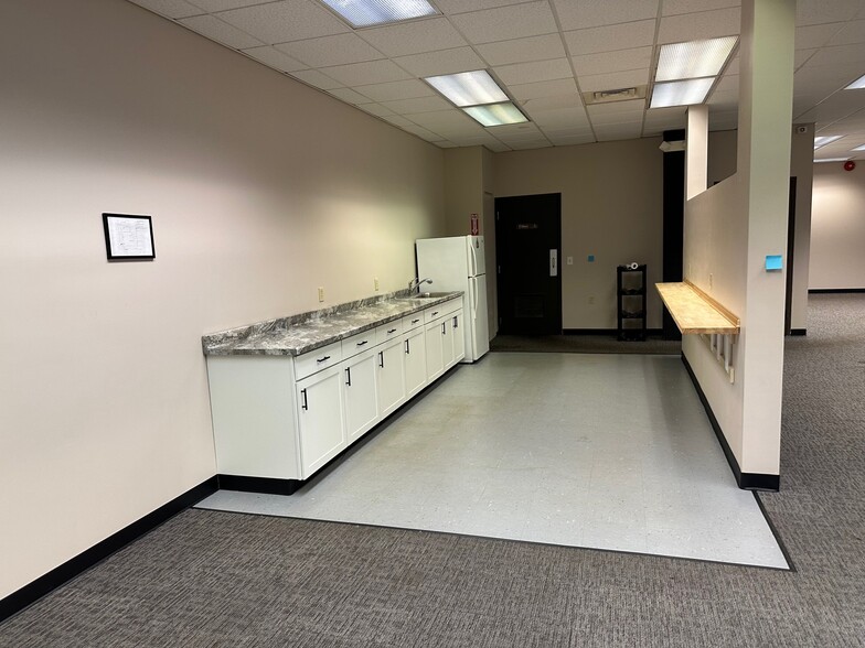 2351 Whirlpool St, Niagara Falls, NY à louer - Photo de l’immeuble – Image 2 sur 15