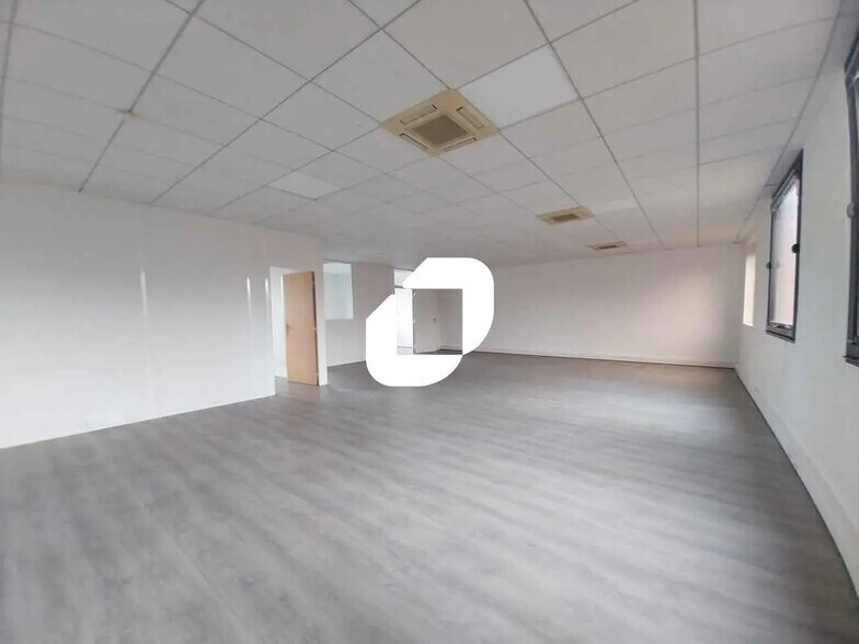 Bureau dans Montigny-le-Bretonneux à louer - Photo de l’immeuble – Image 1 sur 7