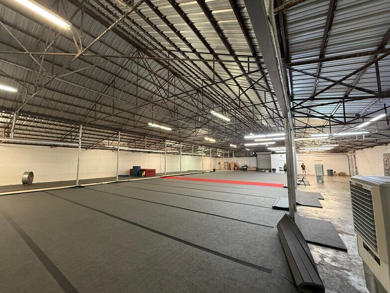 109 Industrial Blvd, Austin, TX à louer - Photo de l’immeuble – Image 3 sur 9