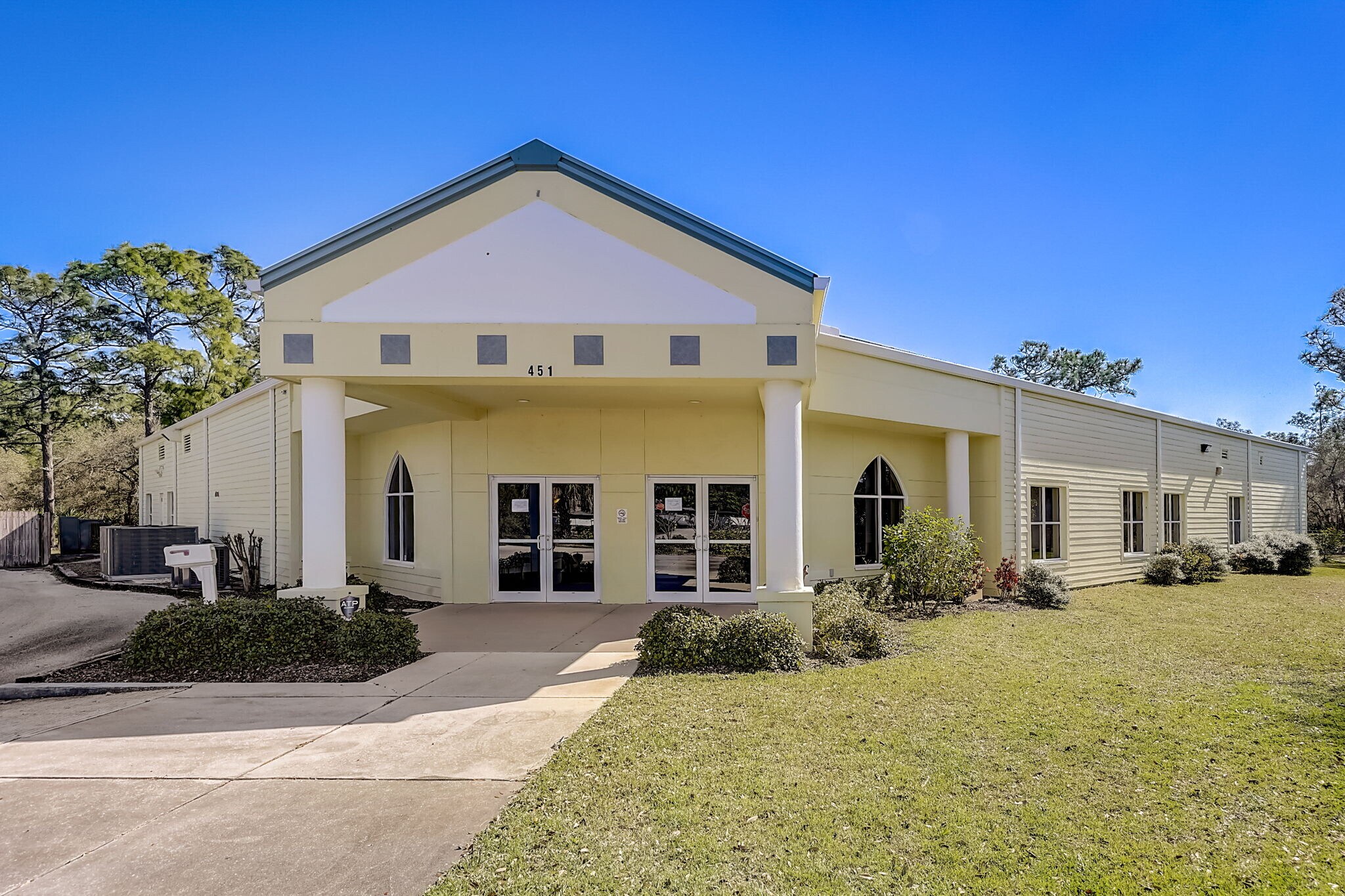 451 Riviera Dr NE, Palm Bay, FL à vendre Photo de l’immeuble– Image 1 sur 17