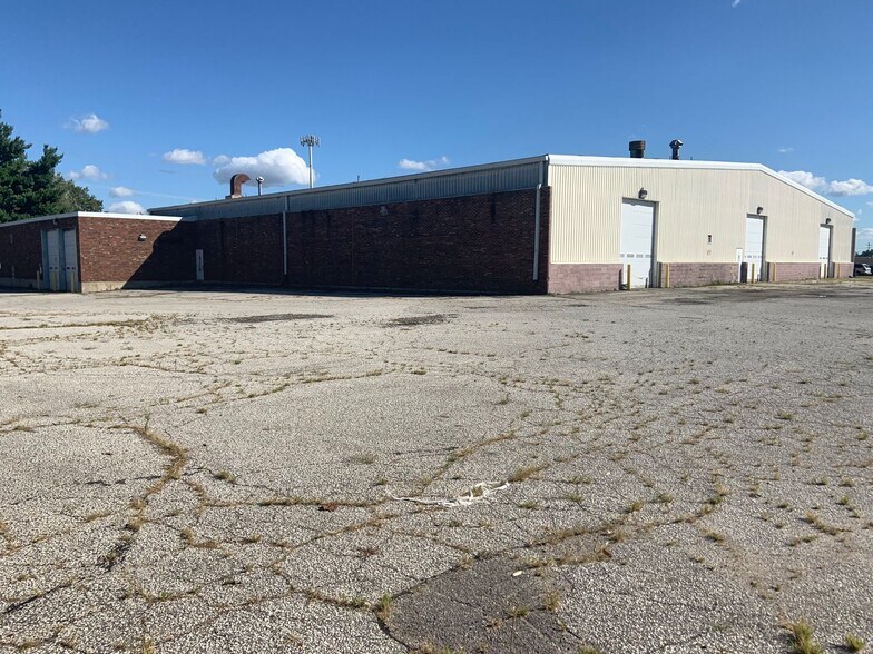 1735 N Bendix Dr, South Bend, IN à vendre - Photo de l’immeuble – Image 2 sur 8