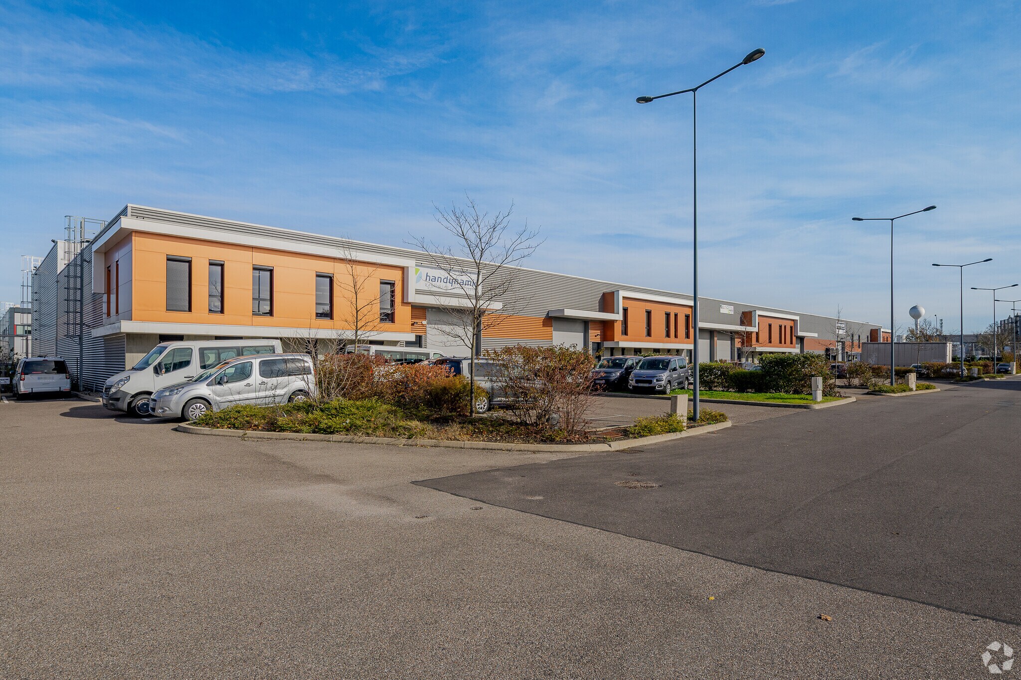 165 Avenue Henri Schneider, Meyzieu à louer Photo principale– Image 1 sur 4