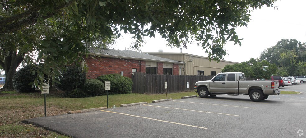 1101 Eraste Landry Rd, Lafayette, LA à louer - Photo de l’immeuble – Image 2 sur 21
