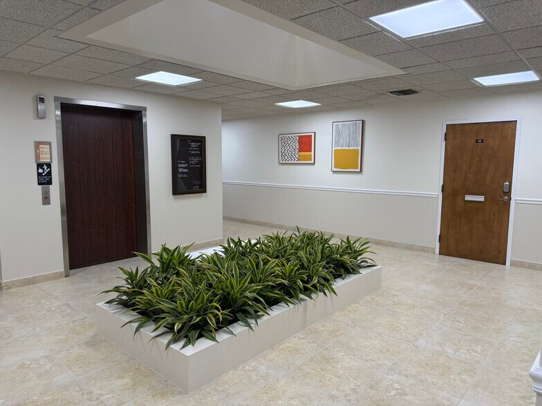 1860 Forest Hill Blvd, West Palm Beach, FL à louer - Hall d’entrée – Image 3 sur 6