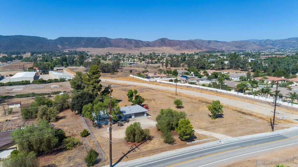 24567 Adams Ave, Murrieta, CA à vendre - Photo de l’immeuble – Image 2 sur 28