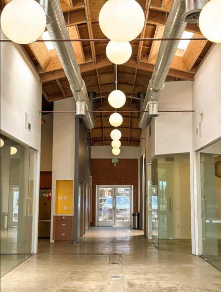 8226 W 3rd St, Los Angeles, CA à louer - Photo de l’immeuble – Image 2 sur 12