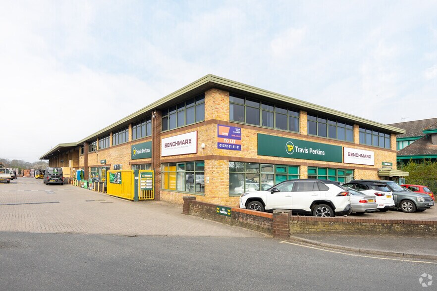 Oak Rd, Leatherhead à louer - Photo principale – Image 1 sur 3