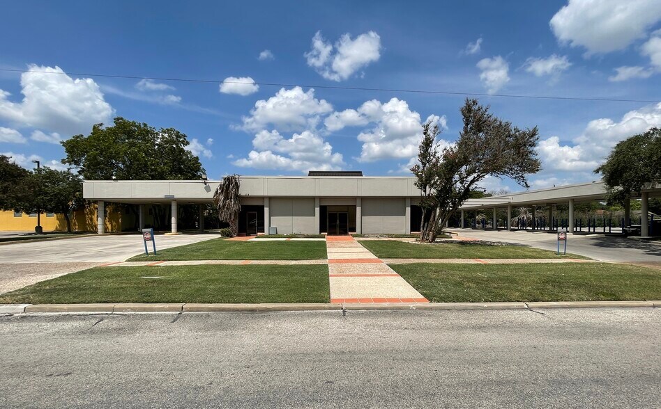 519 E Highland Blvd, San Antonio, TX à vendre - Photo de l’immeuble – Image 2 sur 5