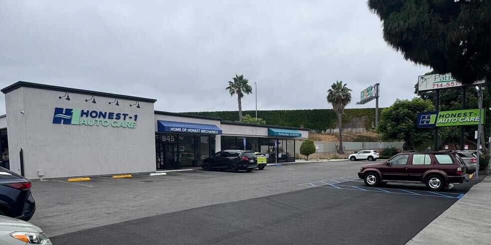 845 Baker St, Costa Mesa, CA à louer - Photo de l’immeuble – Image 3 sur 5