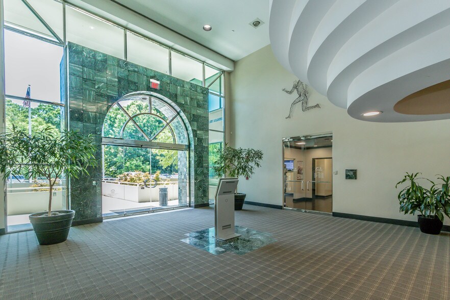 8010 Roswell Rd, Atlanta, GA à louer - Photo intérieure – Image 3 sur 5