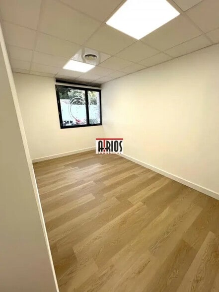 Bureau dans Le Pradet à louer - Photo de l’immeuble – Image 1 sur 9