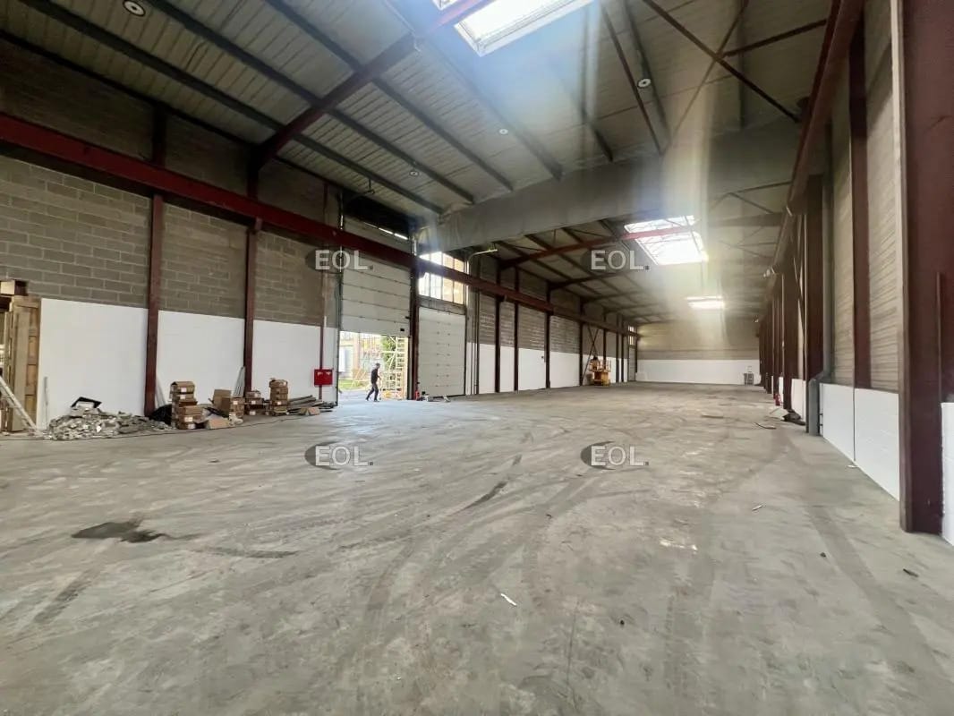 Local d’activités dans Le Thillay à louer Photo de l’immeuble– Image 1 sur 5