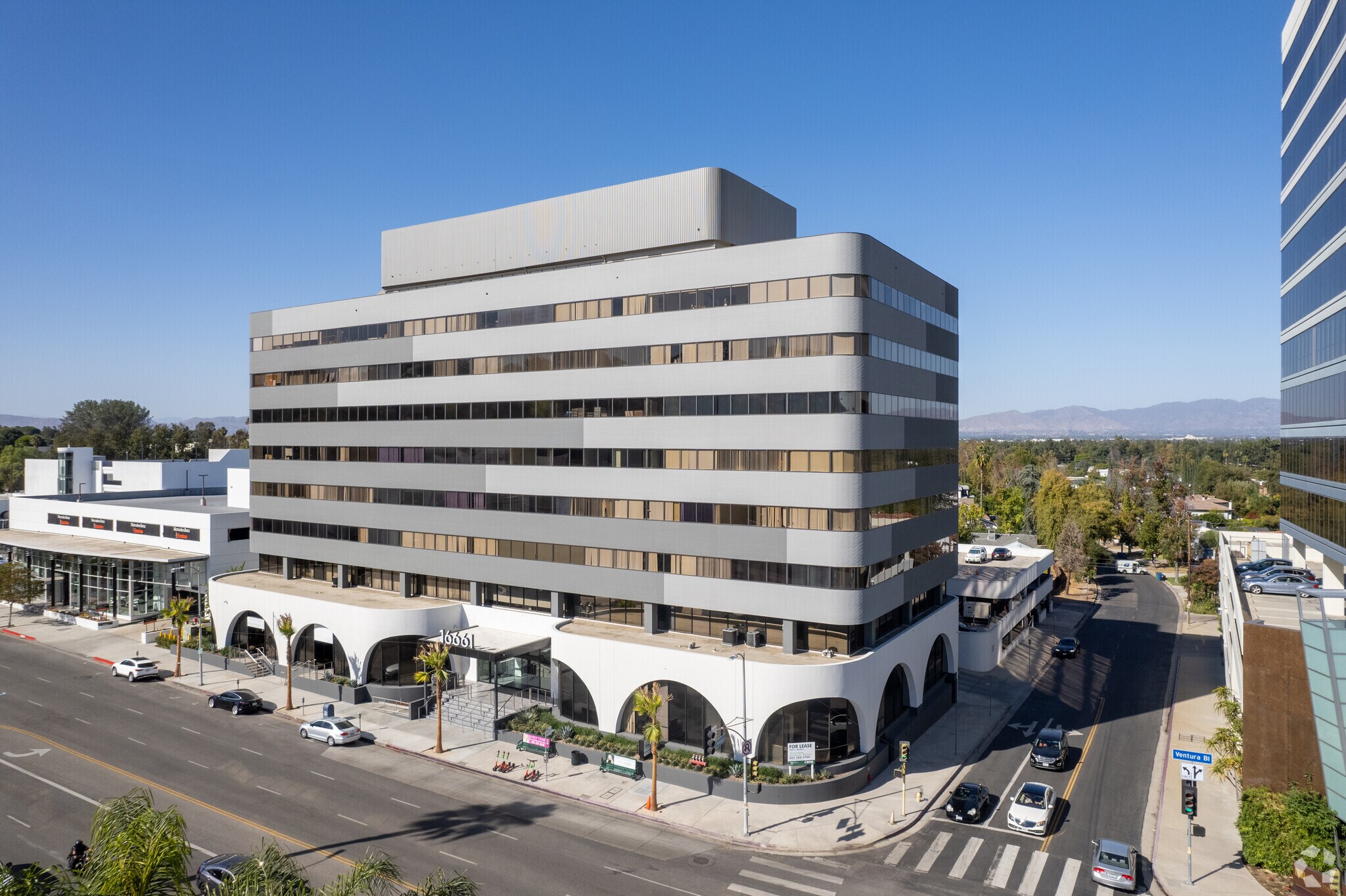 16661 Ventura Blvd, Encino, CA à louer Photo principale– Image 1 sur 11