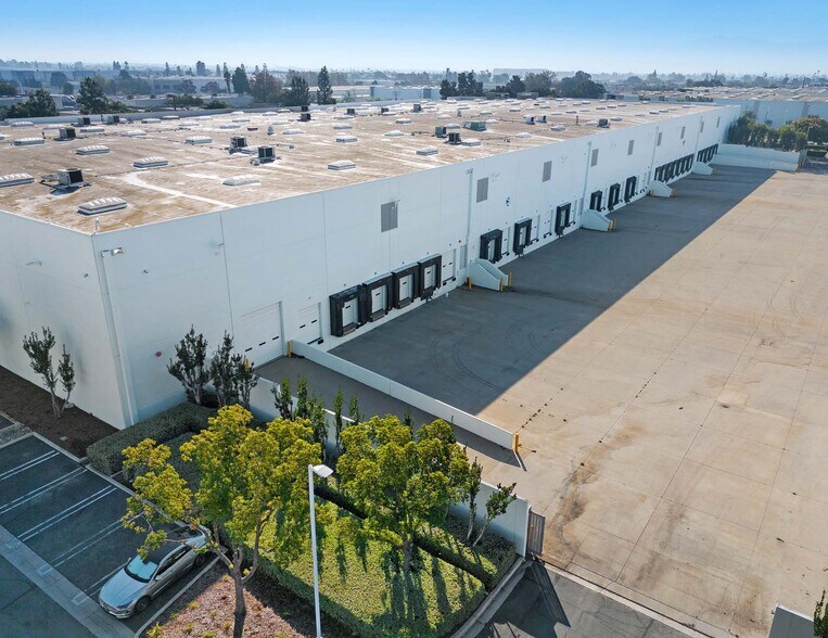 1520 E Mission Blvd, Ontario, CA à louer - Photo de l’immeuble – Image 2 sur 7