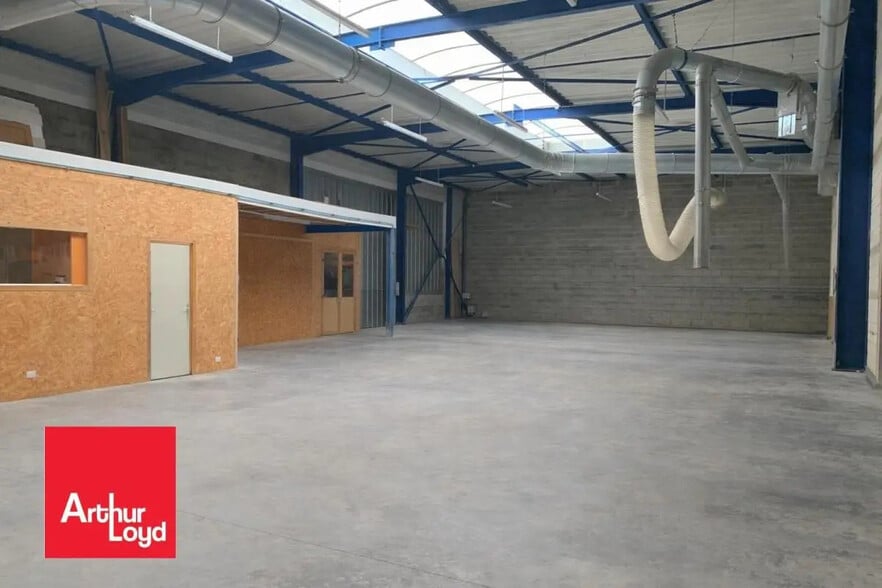Local d'activités dans Tremblay-les-Villages à vendre - Photo de l’immeuble – Image 3 sur 6