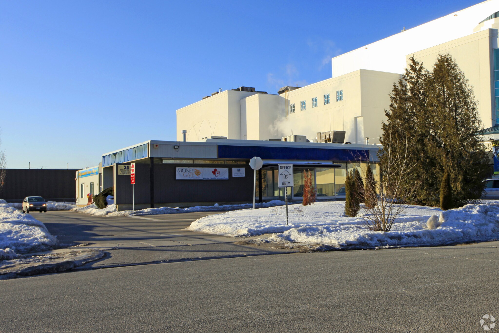 25 Mallard Rd, Toronto, ON à louer Photo principale– Image 1 sur 4
