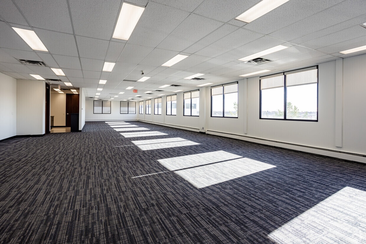 5920 & 5940 Macleod Trl SW, Calgary, AB à louer Photo de l’immeuble– Image 1 sur 7