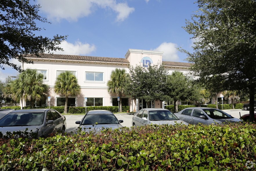 7959 Drew Cir, Fort Myers, FL à louer - Photo de l’immeuble – Image 3 sur 8