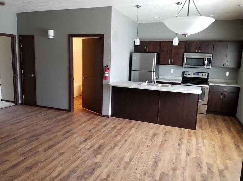 804-810 Ruud Ln, Hartford, SD à vendre - Photo intérieure – Image 3 sur 9