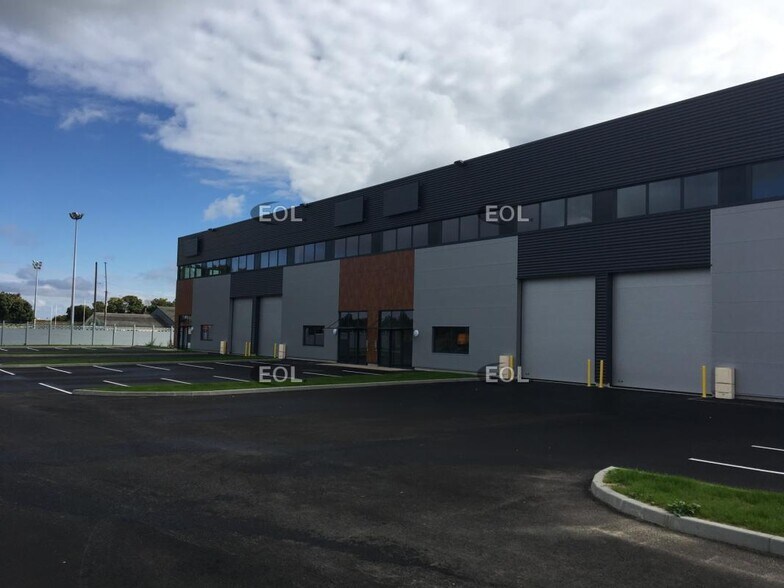 Local d’activités dans Viry-Châtillon à louer - Photo de l’immeuble – Image 1 sur 3