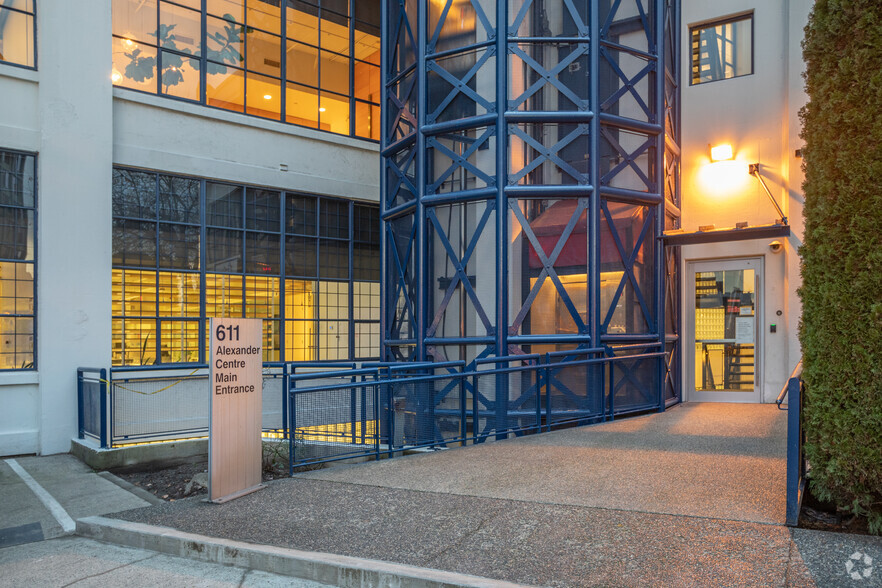 611 Alexander St, Vancouver, BC à louer - Photo de l’immeuble – Image 3 sur 11