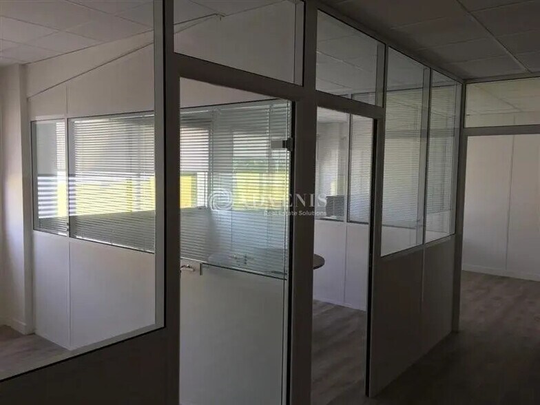 Bureau dans Trappes à louer - Photo de l’immeuble – Image 2 sur 2