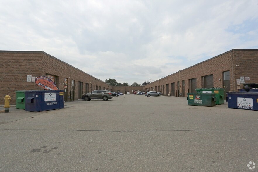 877 Alness St, Toronto, ON à louer - Photo de l’immeuble – Image 2 sur 5