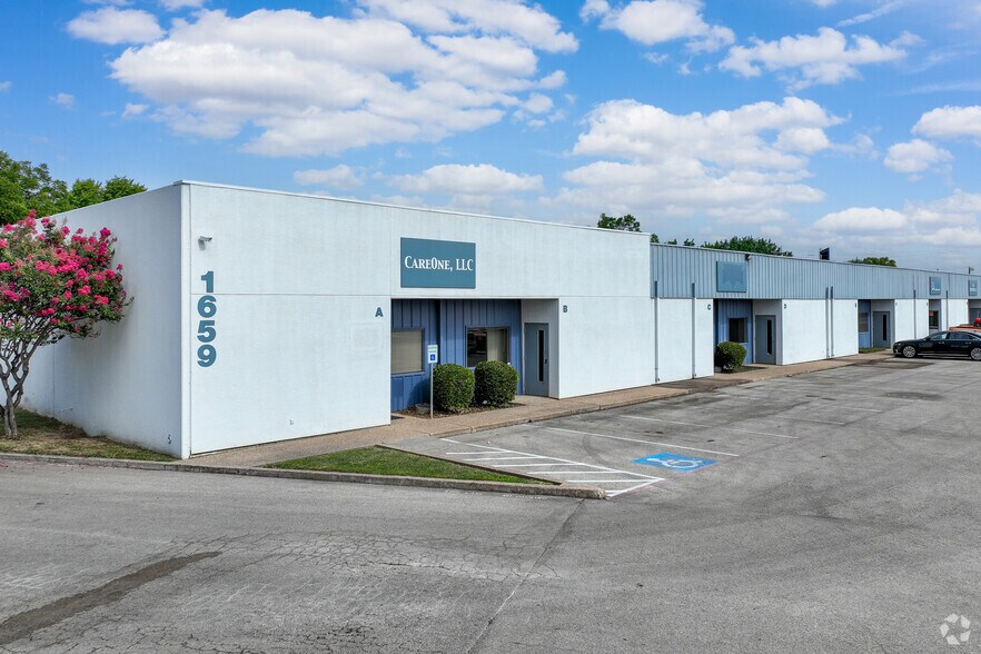 1663 Hickory Dr, Haltom City, TX à louer - Photo de l’immeuble – Image 2 sur 19