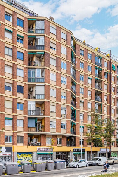 Immeuble residentiel dans Barcelone, Barcelona à vendre - Photo de l’immeuble – Image 2 sur 2