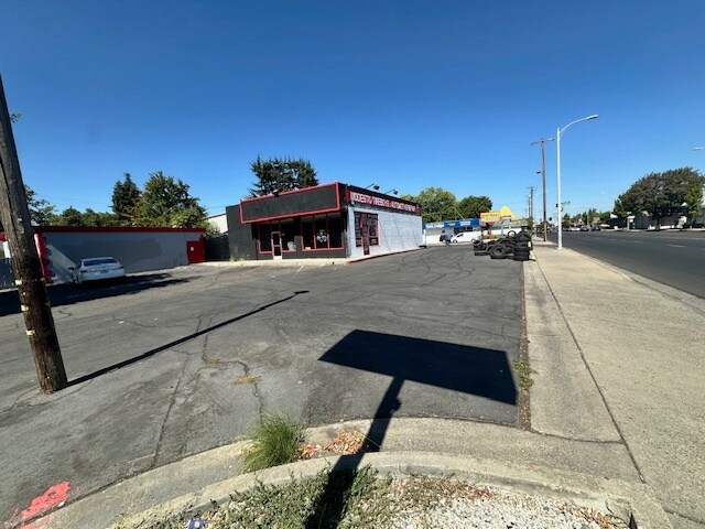 405 McHenry Ave, Modesto, CA à louer - Photo de l’immeuble – Image 2 sur 9