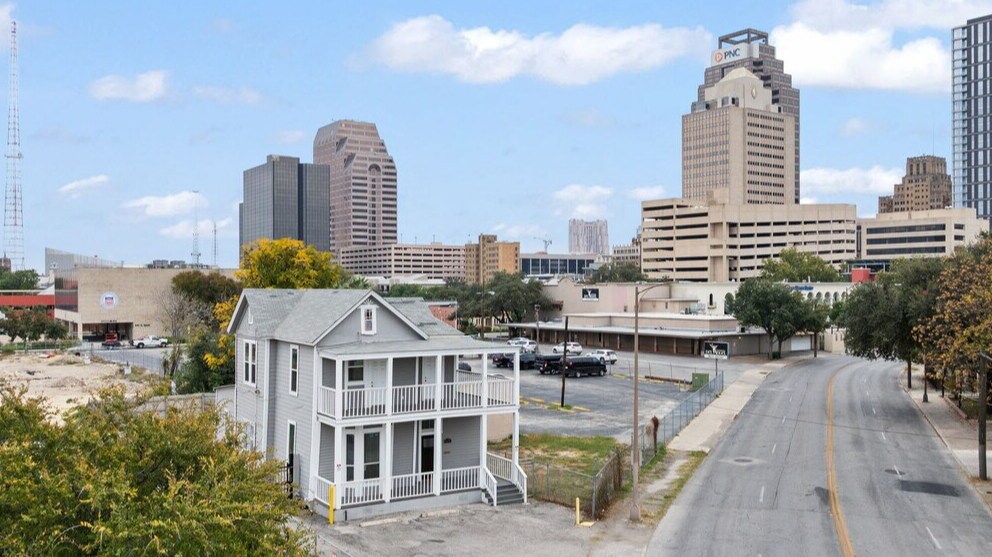 620 N Flores St, San Antonio, TX à louer Photo de l’immeuble– Image 1 sur 16