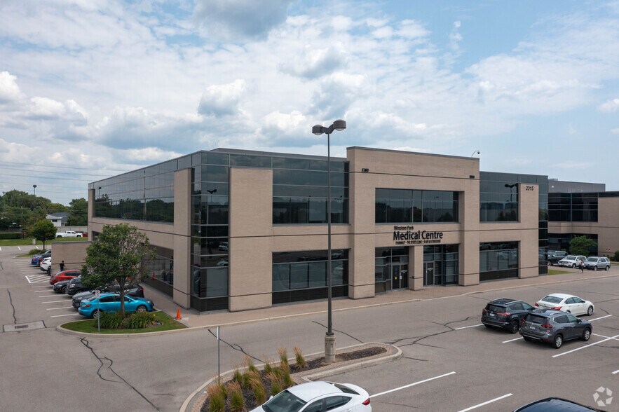 2315 Bristol Cir, Oakville, ON à louer - Photo de l’immeuble – Image 1 sur 7