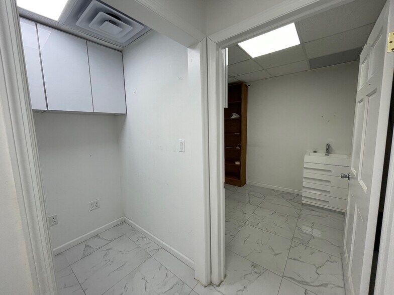 4142 College Point Blvd, Flushing, NY à louer - Photo de l’immeuble – Image 3 sur 16
