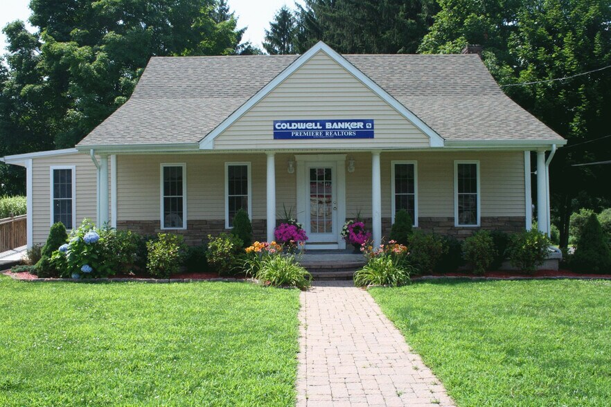 142 Queen St, Southington, CT à vendre - Photo de l’immeuble – Image 1 sur 7